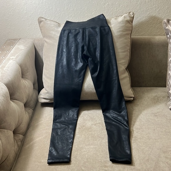 Offline by Aerie black textured fabric XS - Picture 7 of 8